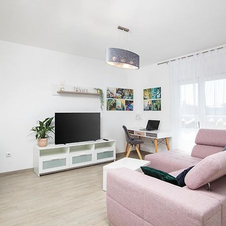 Stylish City Stay With Balcony & Free Parking PUY 외부 사진