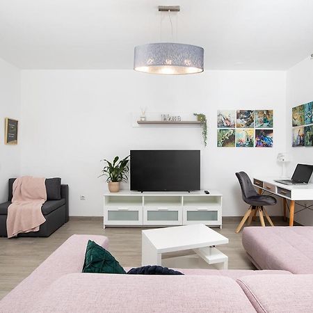 Stylish City Stay With Balcony & Free Parking PUY 외부 사진