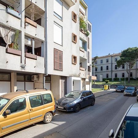 Stylish City Stay With Balcony & Free Parking PUY 외부 사진