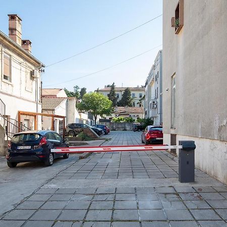 Stylish City Stay With Balcony & Free Parking PUY 외부 사진