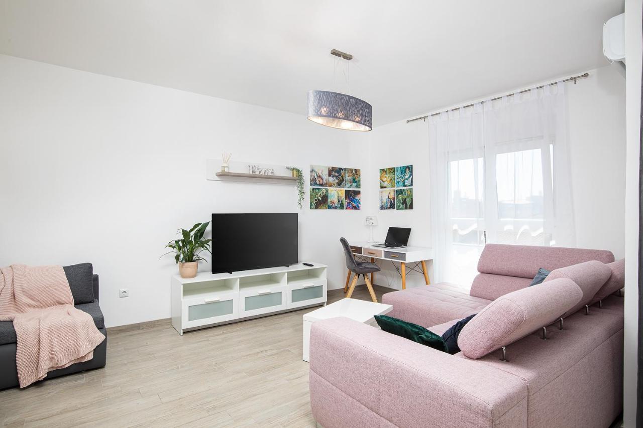 Stylish City Stay With Balcony & Free Parking PUY 외부 사진
