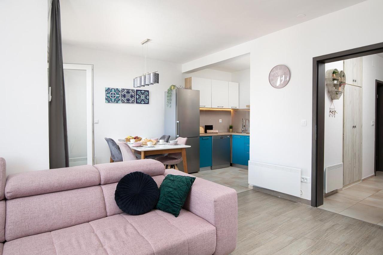 Stylish City Stay With Balcony & Free Parking PUY 외부 사진