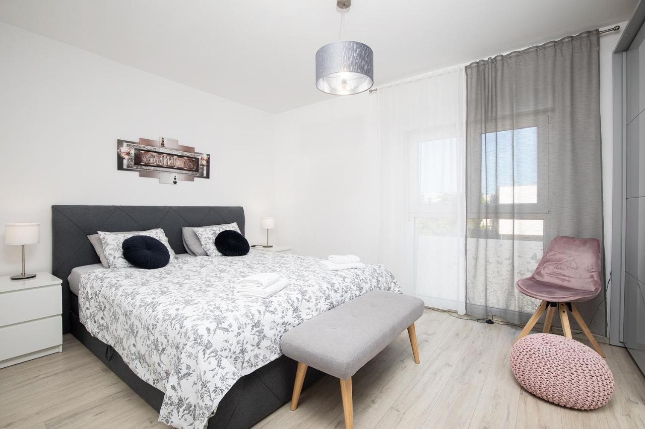 Stylish City Stay With Balcony & Free Parking PUY 외부 사진