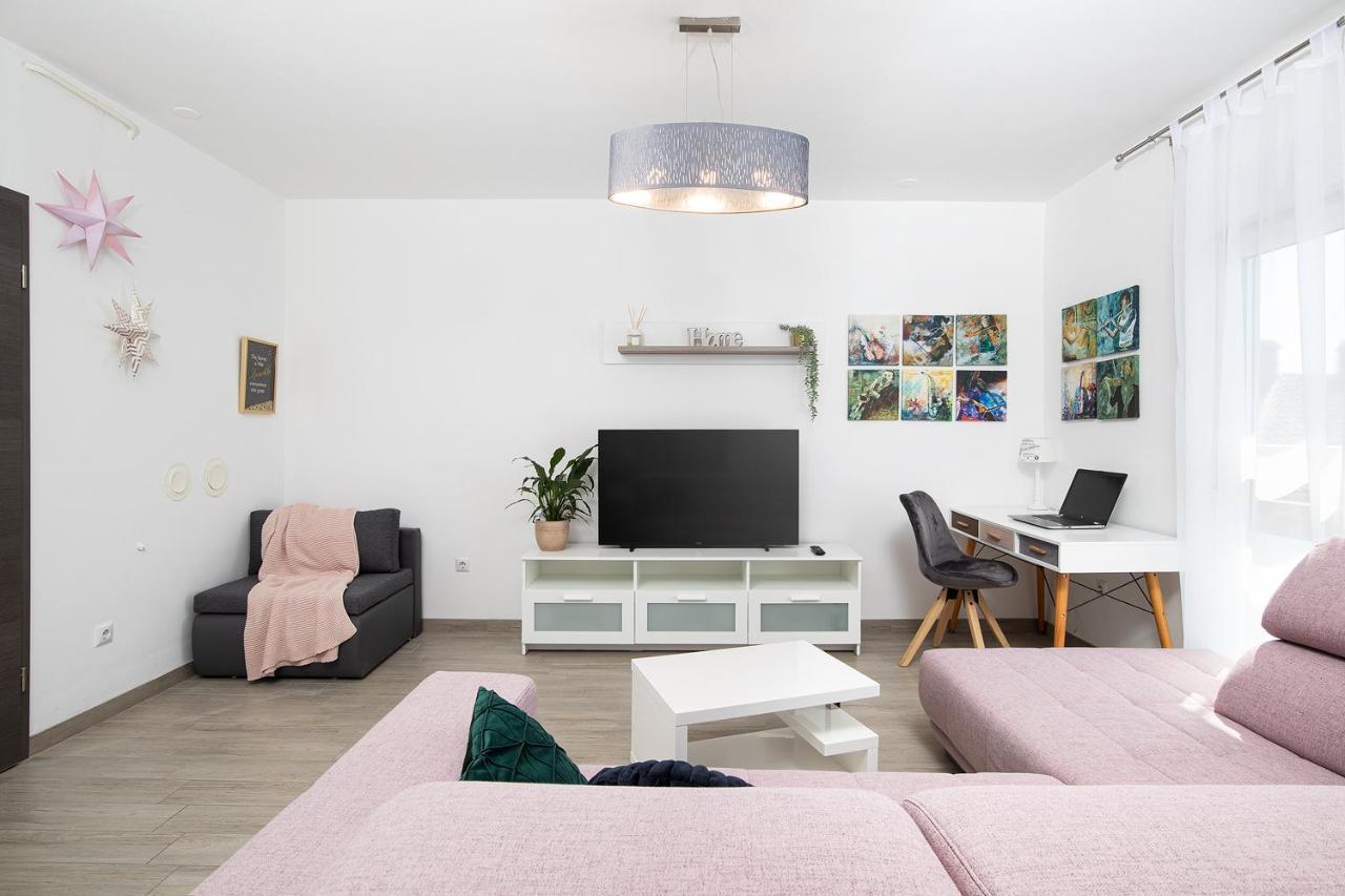 Stylish City Stay With Balcony & Free Parking PUY 외부 사진