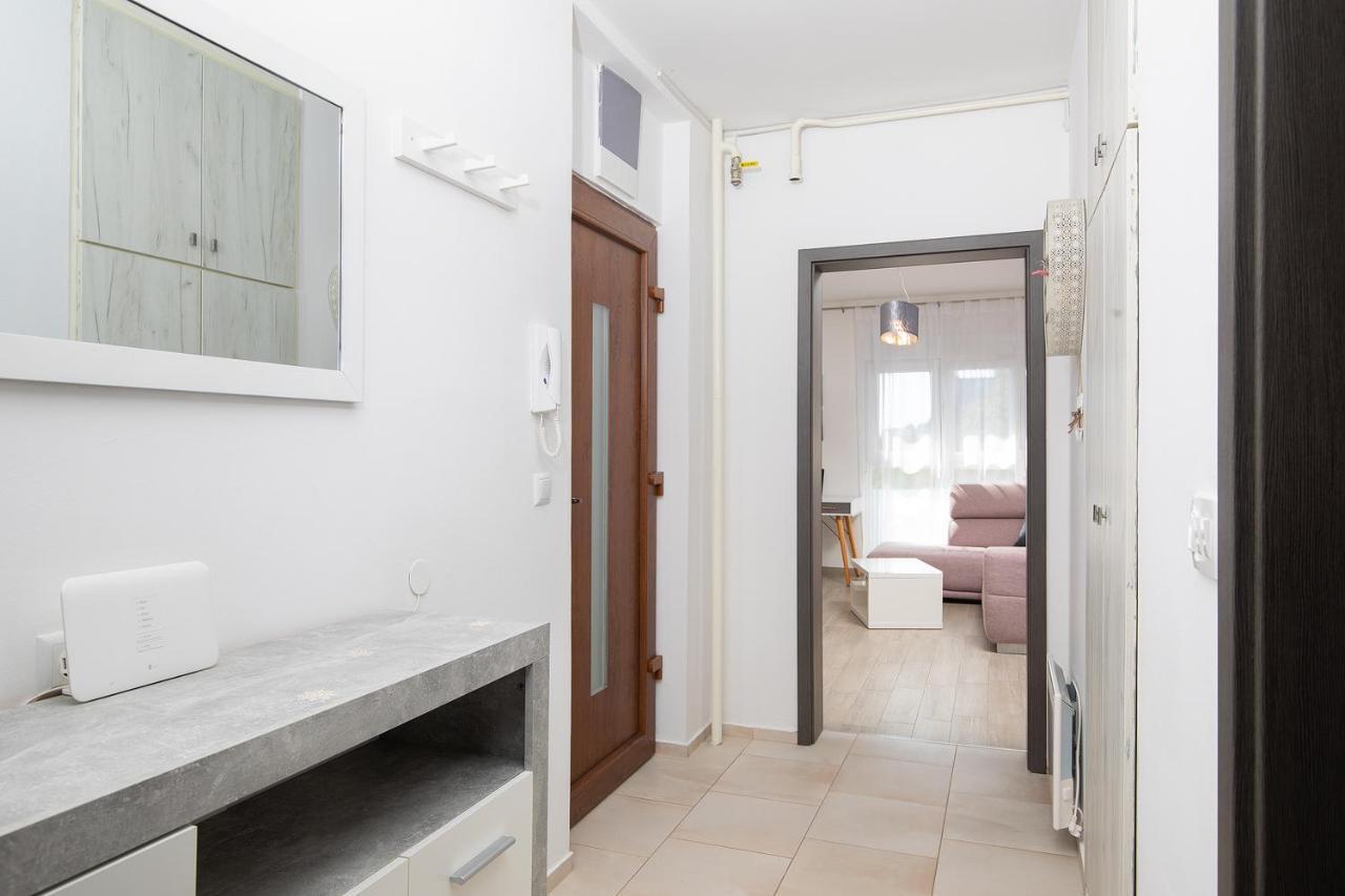 Stylish City Stay With Balcony & Free Parking PUY 외부 사진