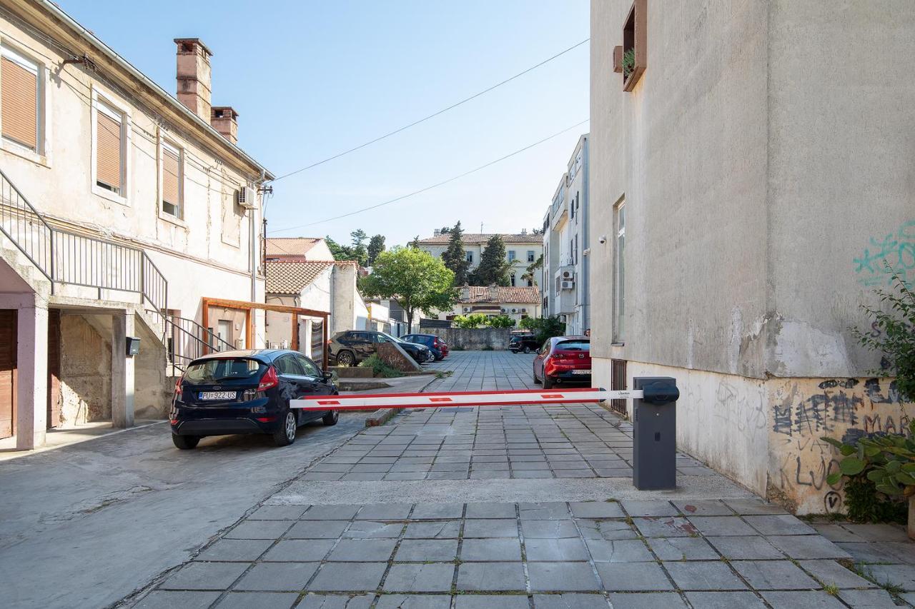Stylish City Stay With Balcony & Free Parking PUY 외부 사진