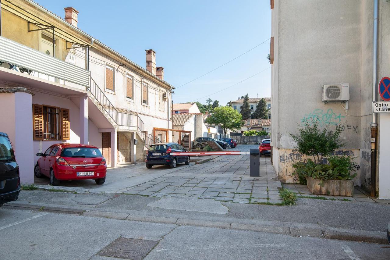 Stylish City Stay With Balcony & Free Parking PUY 외부 사진